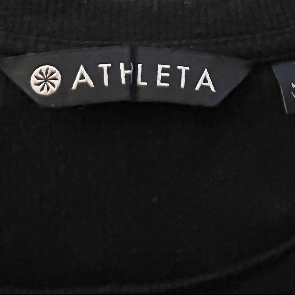 Athleta 
Women’s 
Small
Black
Long Sleeve Black T-Shirt
EUC - Picture 3 of 11